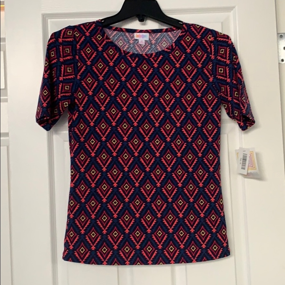 NWT- LuLaRoe medium Gigi, fitted tee